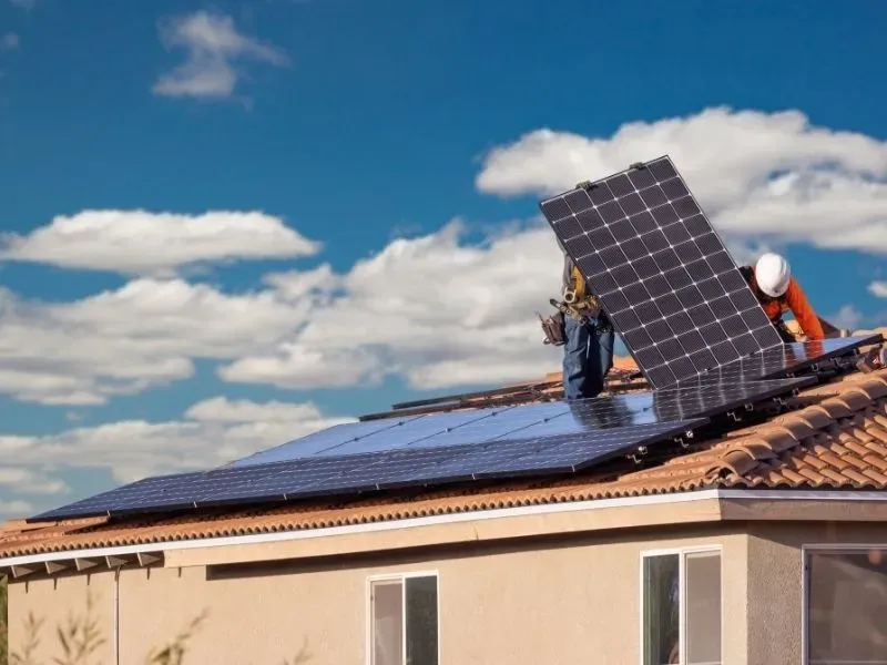 Comment installer des panneaux solaires sur ma toiture ?